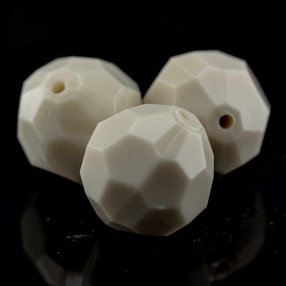 10mm  facettierte Rundperle in  hellbeige Satt