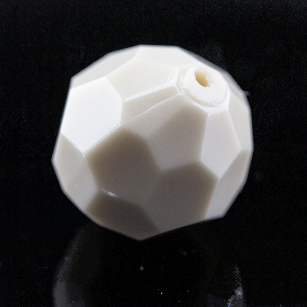 10mm  facettierte Rundperle in  hellbeige Satt