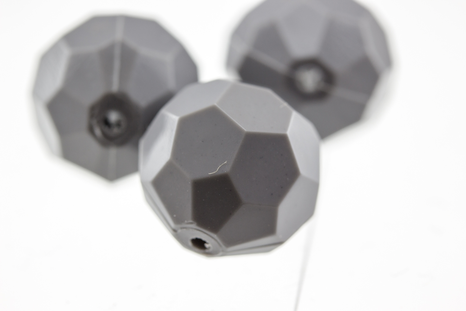 5mm  facettierte Rundperle in  pinguin grau Satt