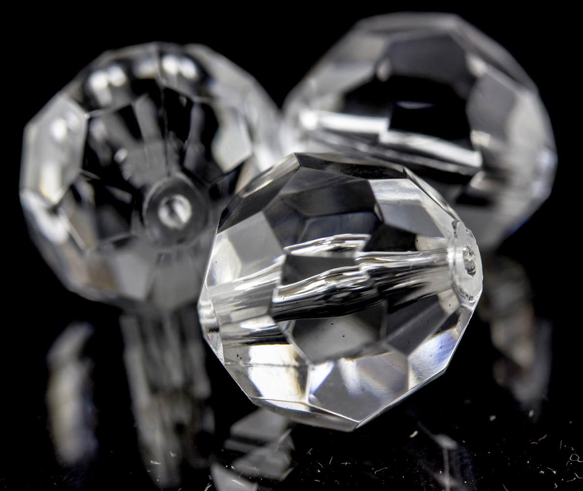 12mm  facettierte Rundperle in  glasklar Transparent