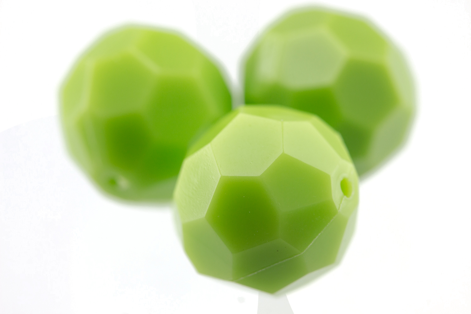 14mm  facettierte Rundperle in  papageigrün Satt