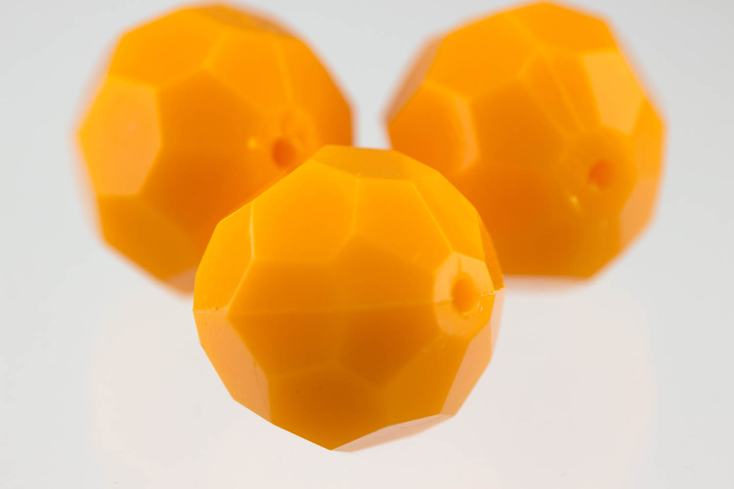 14mm  facettierte Rundperle in  pastell orange Satt