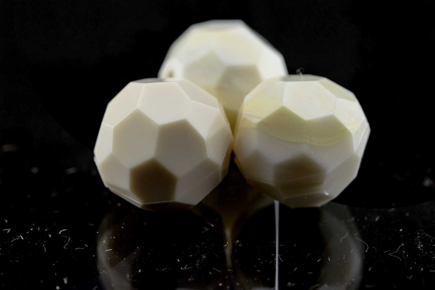 4mm  facettierte Rundperle in  elfenbeinfarben  Marmor