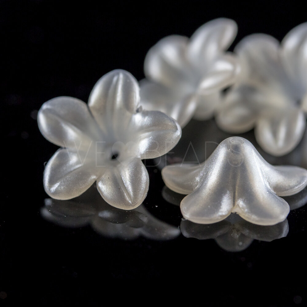 14mm Flower Beads in silk white