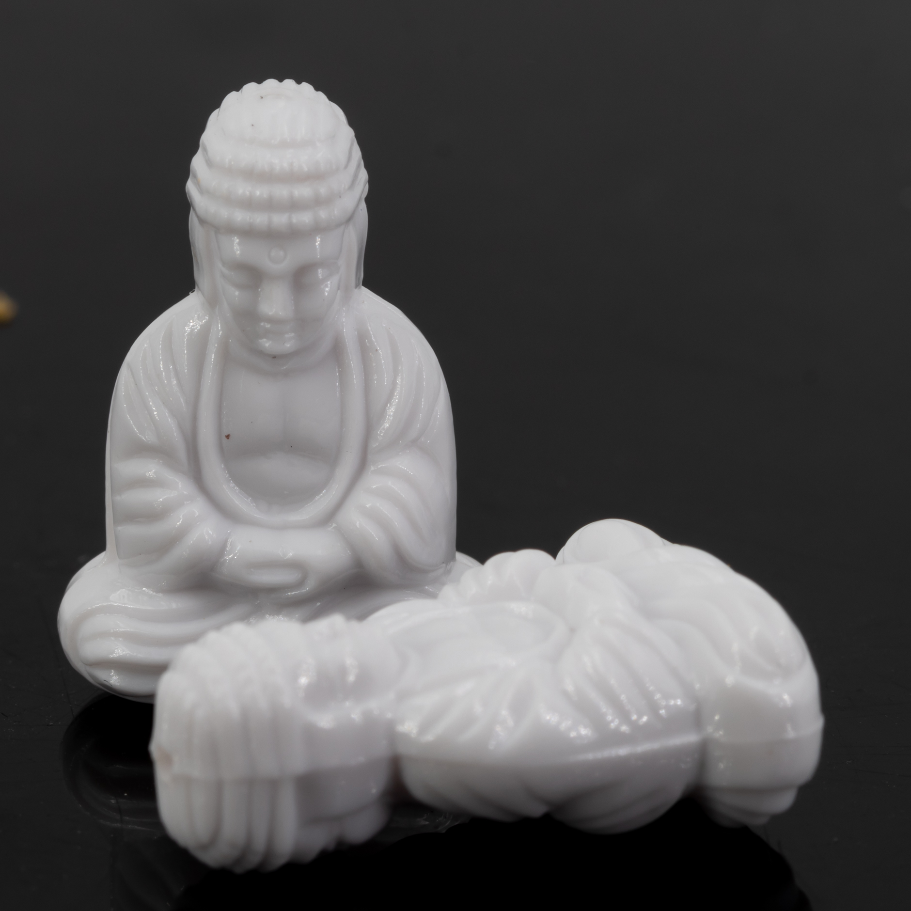 25x18 Buddha-Perle sitzend in weiss Satt