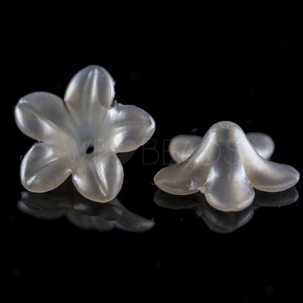 14mm Flower Beads in silk white