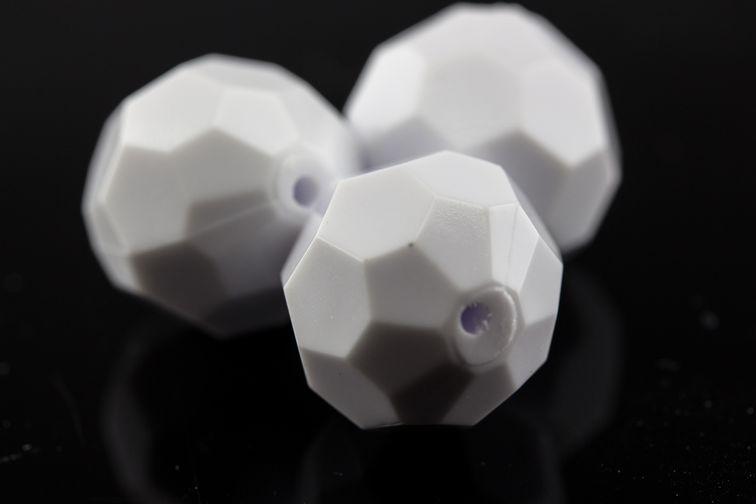 10mm  facettierte Rundperle in  weiß Satt