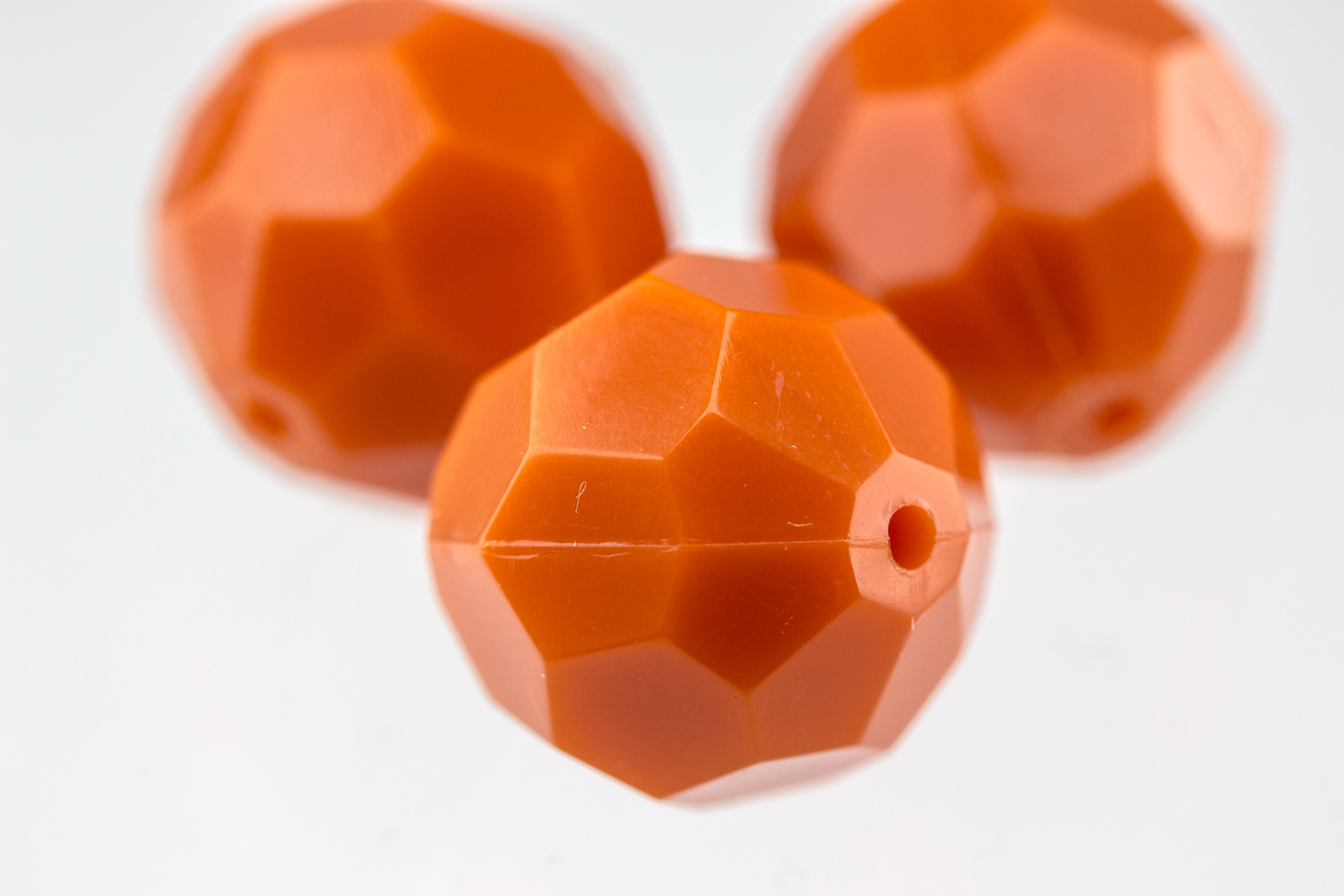 14mm  facettierte Rundperle in  korallen orange Satt