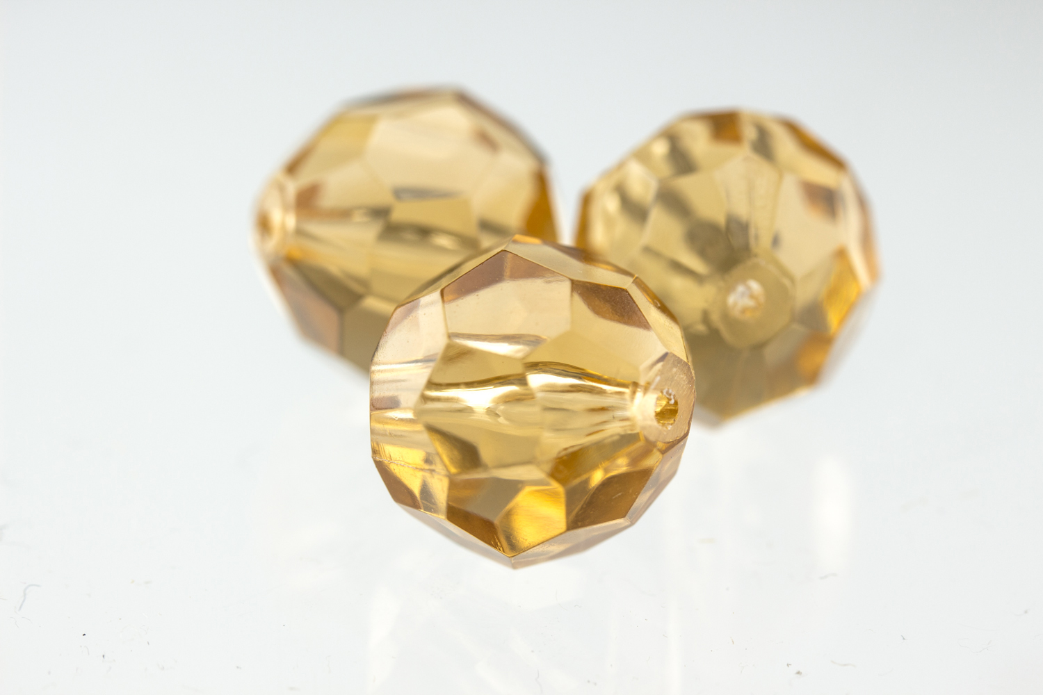 14mm  facettierte Rundperle in  beige aprikose Transparent