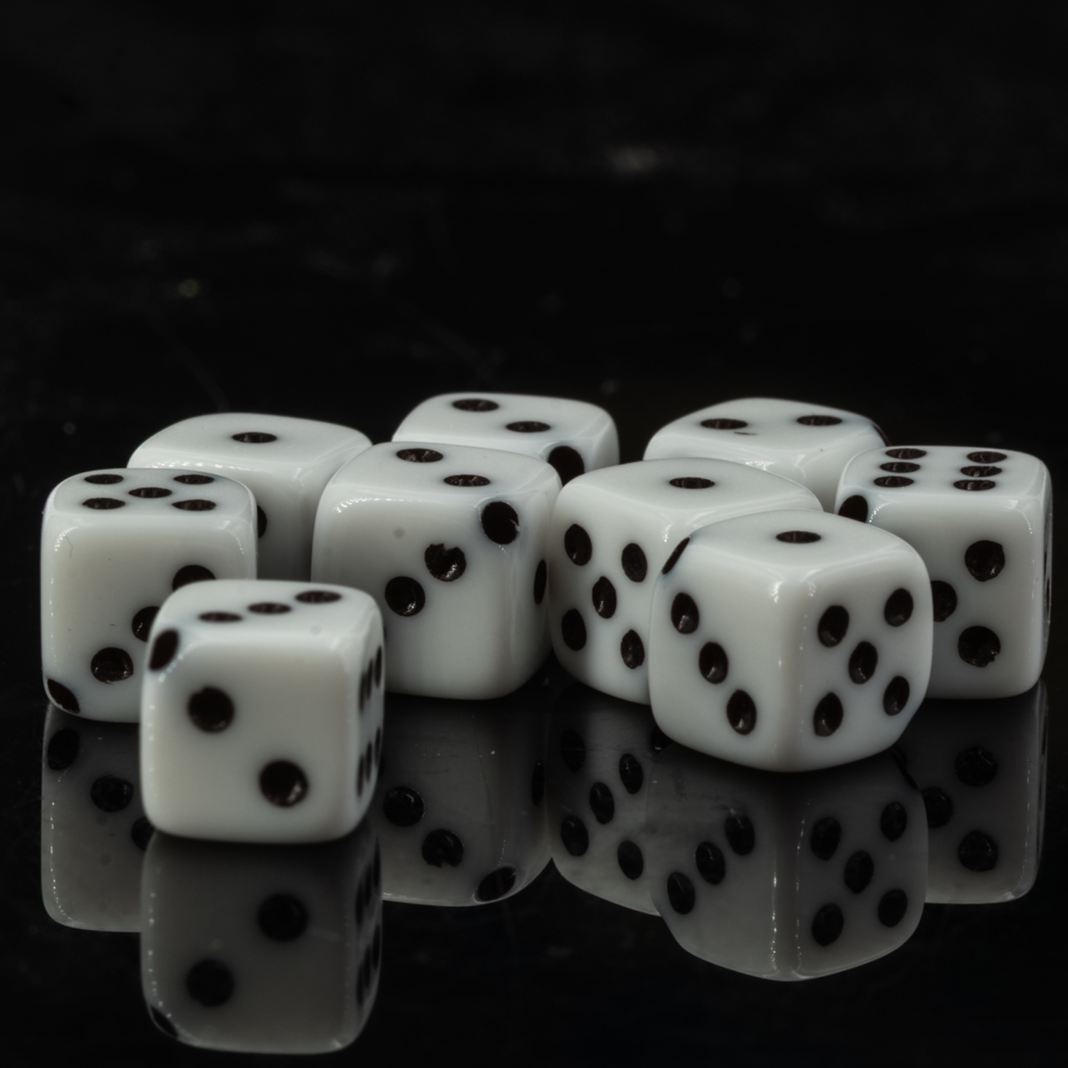 8mm Würfelperle  - weiss / schwarz  Satt, 