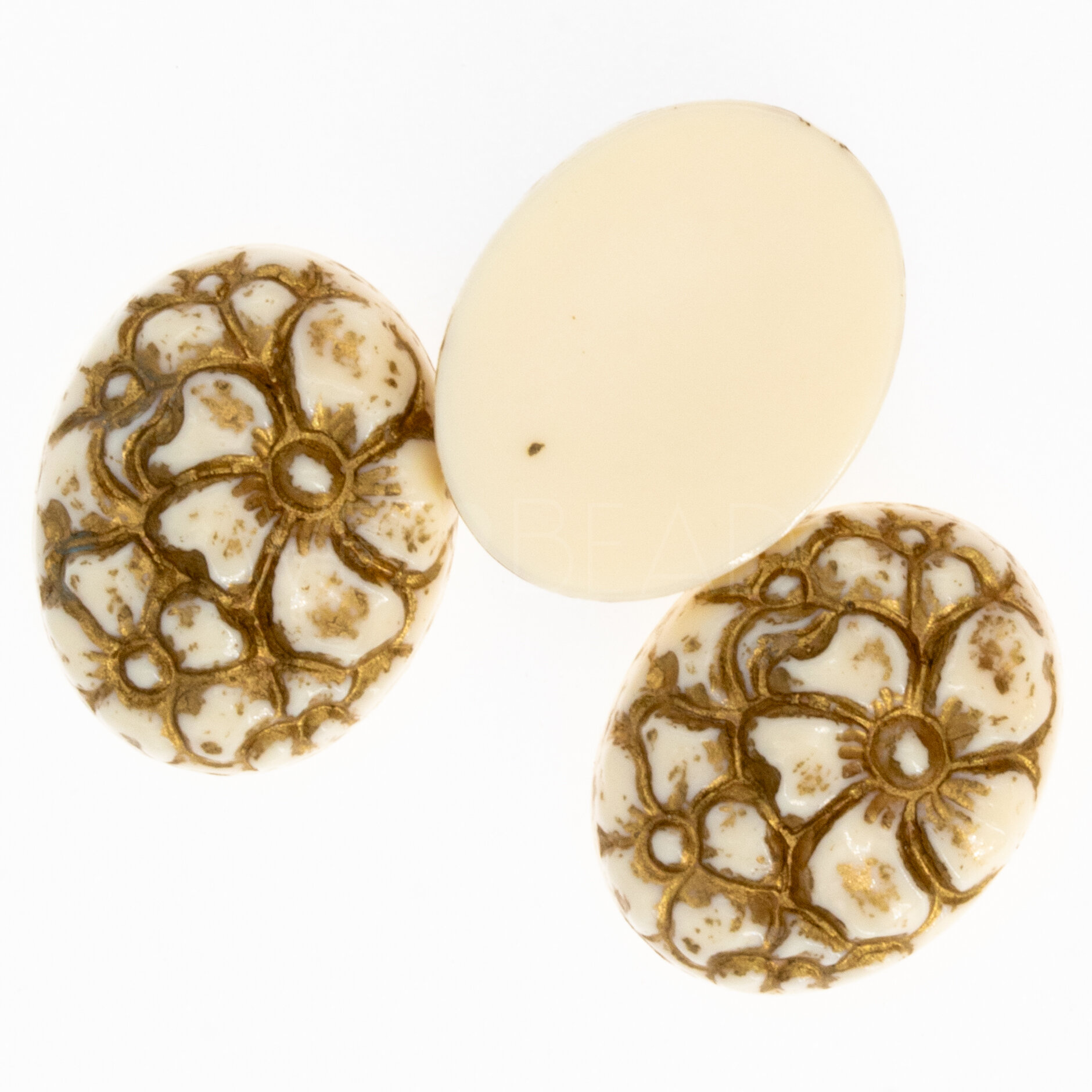 19x15 Cabochon oval in elfenbein