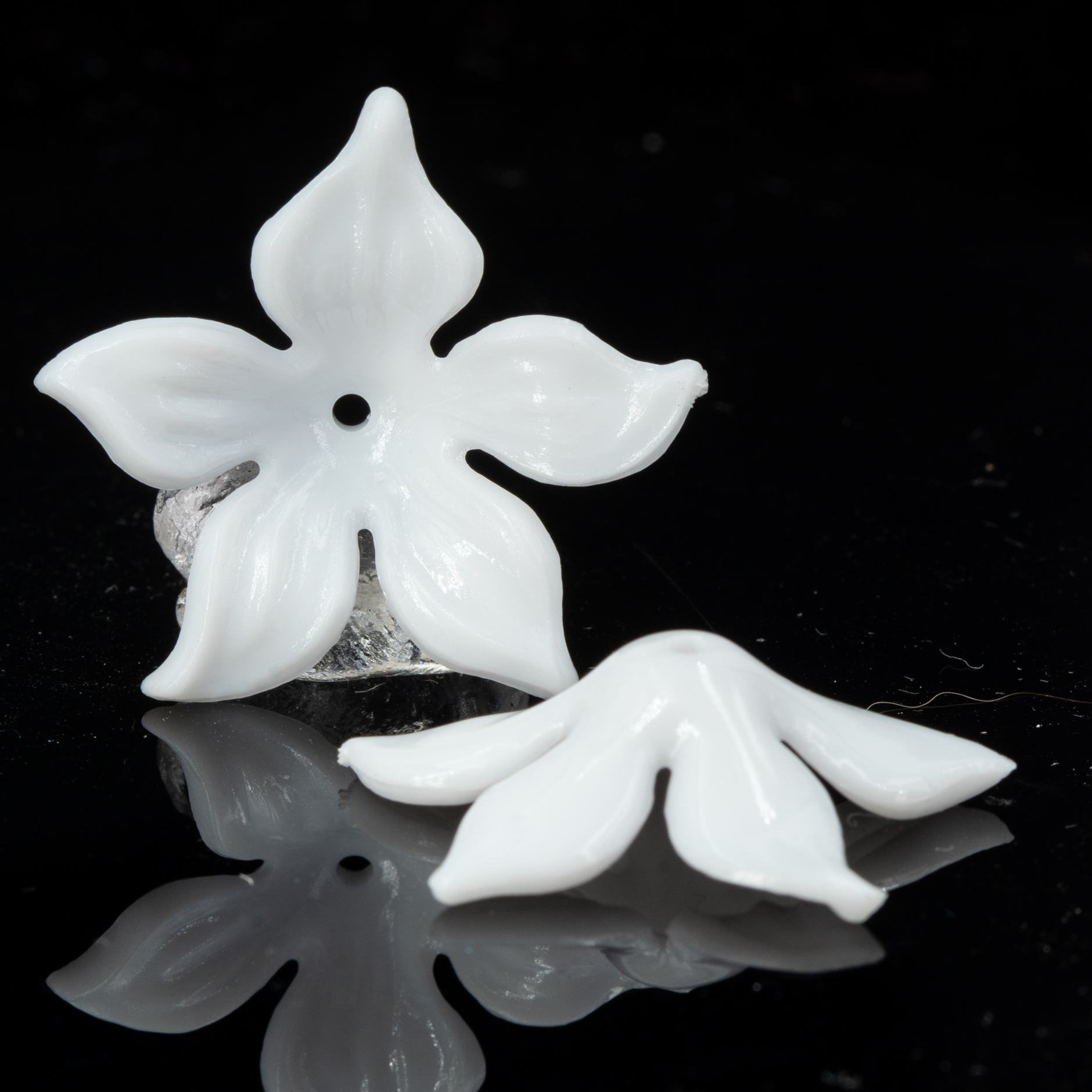 30mm Blume Perle in weiss Satt