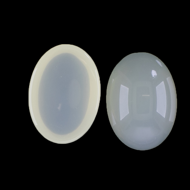 18x13 oval Cabochon in weiß 