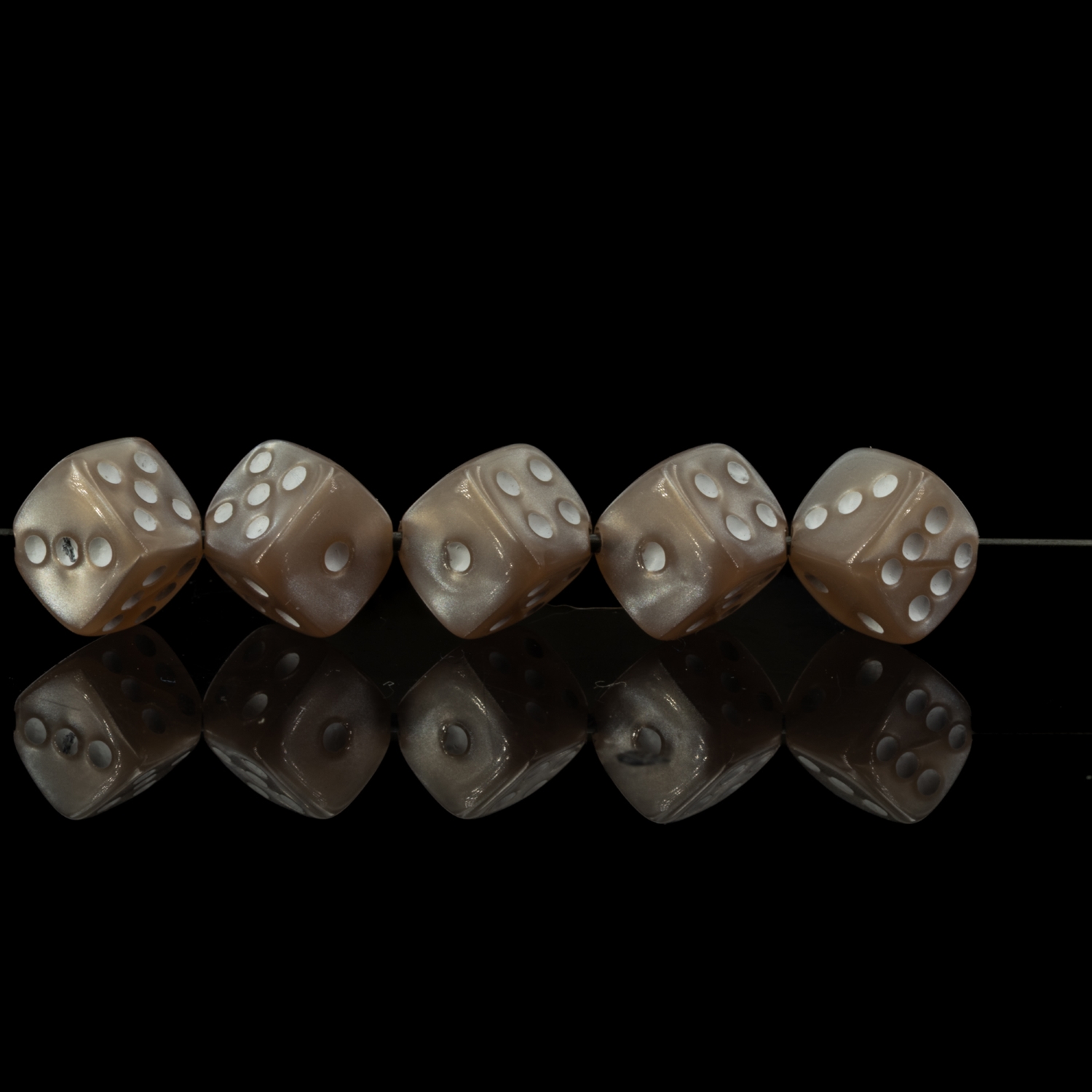8mm Dice bead - beige / white Silk, in